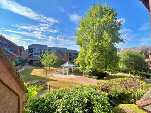 Flat for sale in Chepping Wycombe, Loudwater