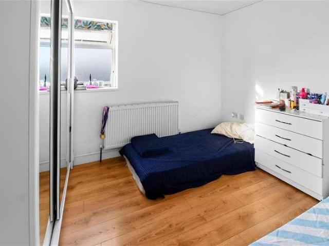 Flat for sale in Seven Kings, Greater London