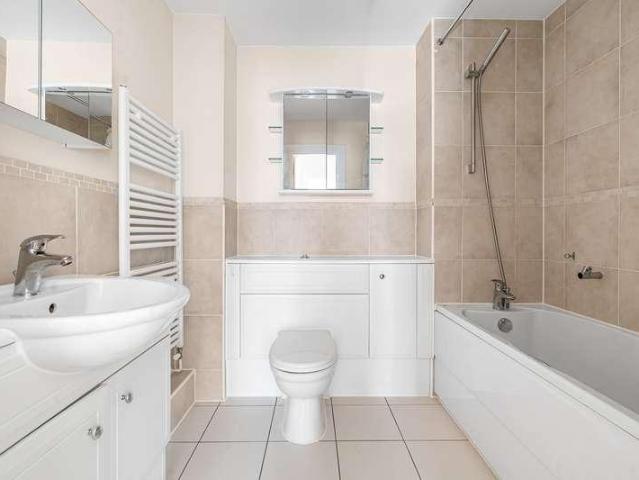Flat for sale in Wormley, Waverley