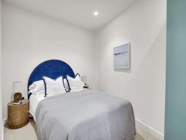 Flat for sale in Streatham Hill, Greater London