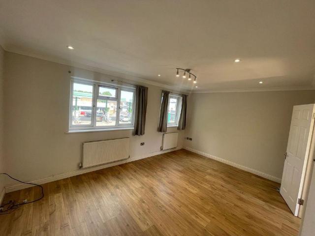 Flat for sale in Wooburn, Bourne End