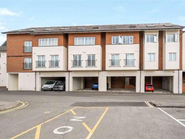 Flat for sale in Elmbridge, Surrey