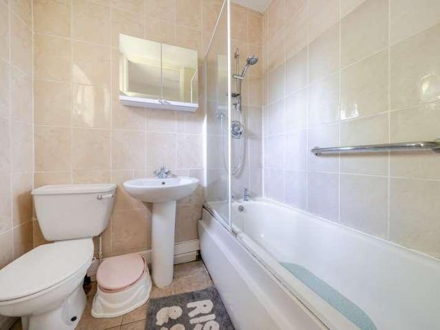 Flat for sale in Kingsbury, Greater London