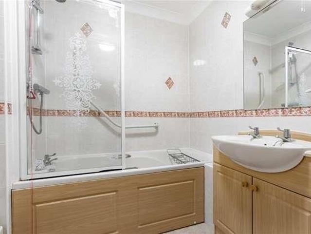 Flat for sale in Hatching Green, Five Acres