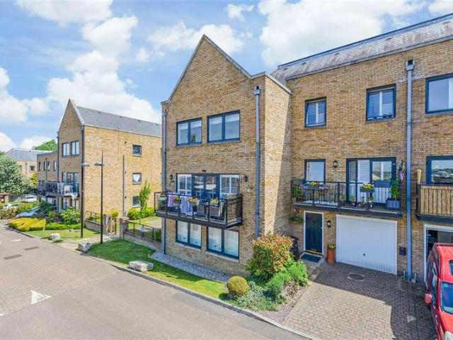 Flat for sale in Brompton, Gillingham