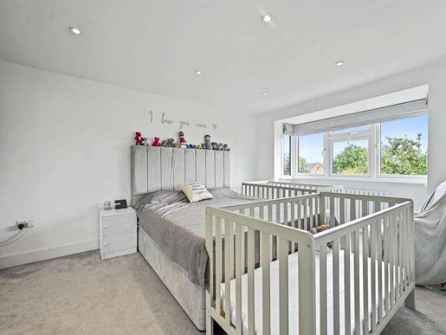 Flat for sale in Elstree and Borehamwood, Borehamwood