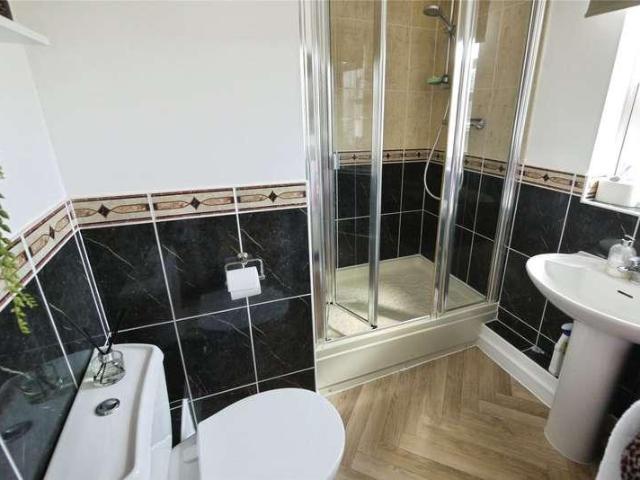 Flat for sale in Shenfield, Brentwood