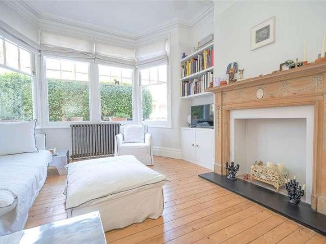 Flat for sale in Hornsey, Greater London