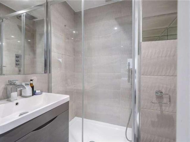 Flat for sale in Batchworth, Hertfordshire