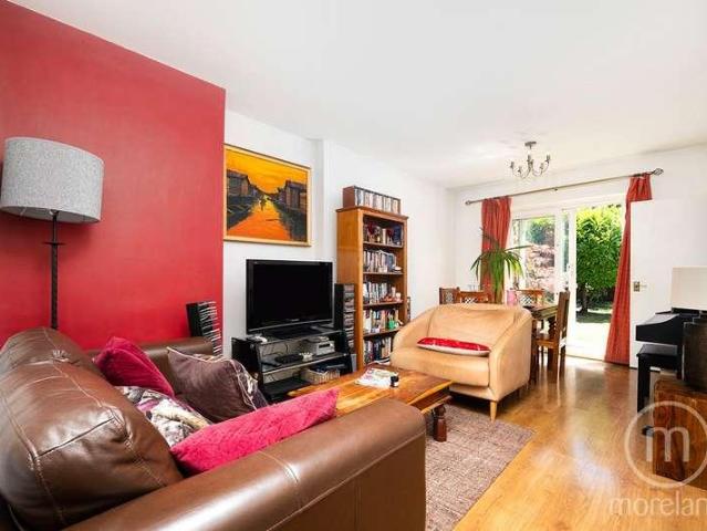 Flat for sale in Golders Green, Greater London