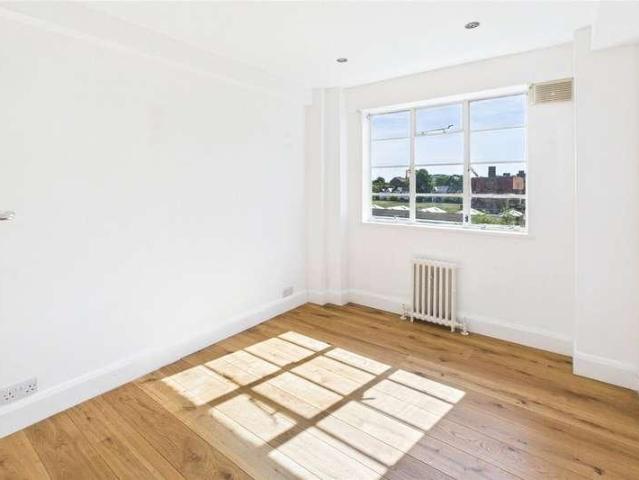 Flat for sale in Streatham Hill, Greater London