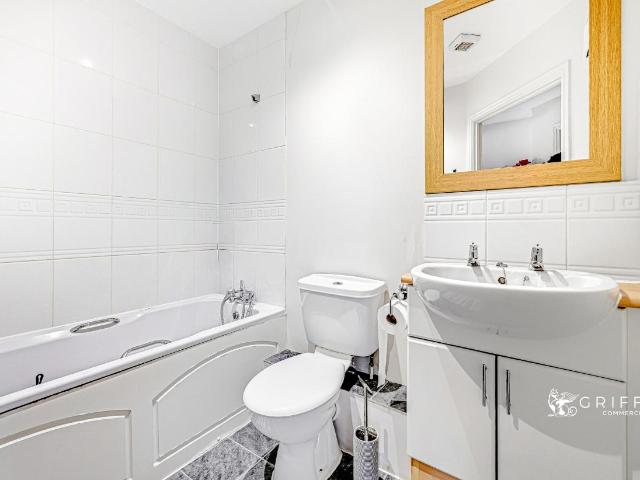 Flat for sale in Grays, Essex
