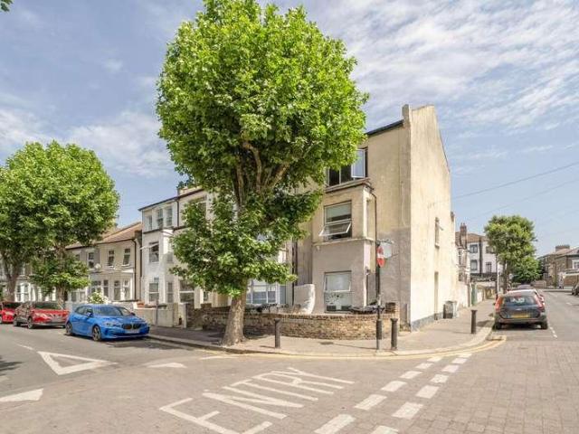 Flat for sale in Leytonstone, Greater London