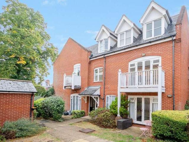 Flat for sale in Strawberry Hill, Greater London