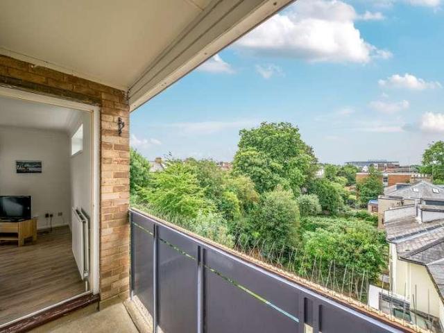 Flat for sale in Surbiton, Surbiton