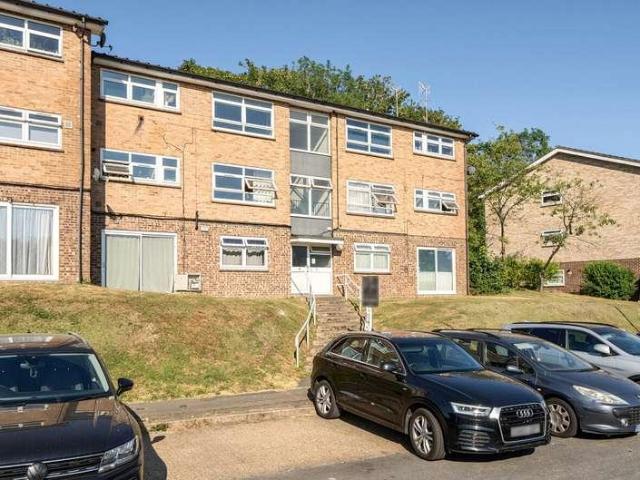 Flat for sale in Hillview, Surrey