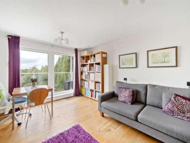 Flat for sale in London Borough of Merton, Raynes Park