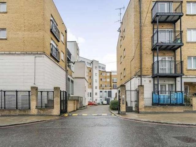 Flat for sale in London Borough of Tower Hamlets, Greater London