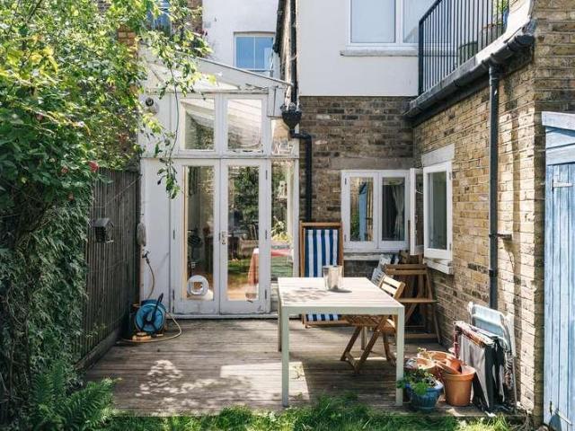 Flat for sale in London Borough of Islington, Greater London