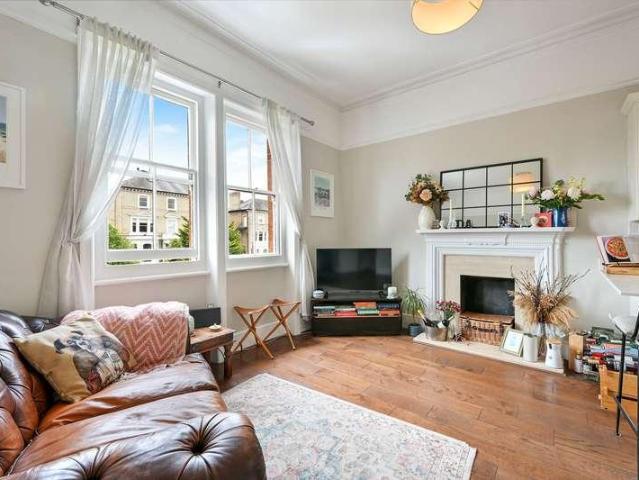 Flat for sale in Surbiton, Greater London