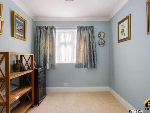 Flat for sale in Chigwell, Epping
