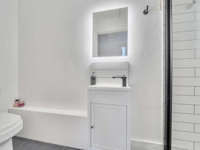 Flat for sale in London Borough of Ealing, Greater London