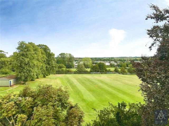 Flat for sale in Brackley, Northamptonshire