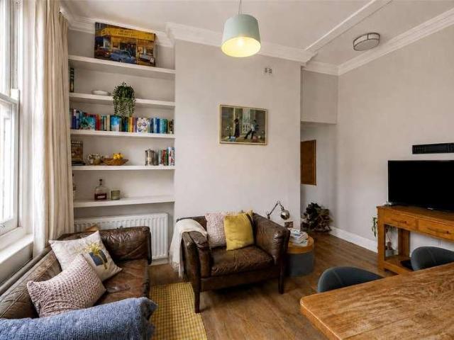 Flat for sale in Battersea, Greater London