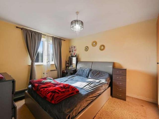 Flat for sale in Harrow Weald, Greater London
