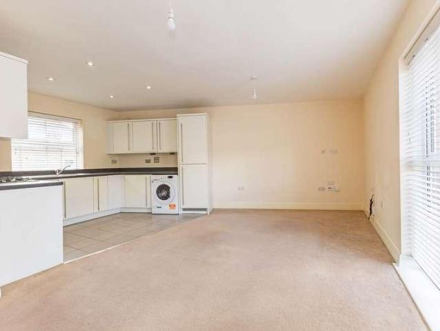 Flat for sale in Wexham Court, Slough