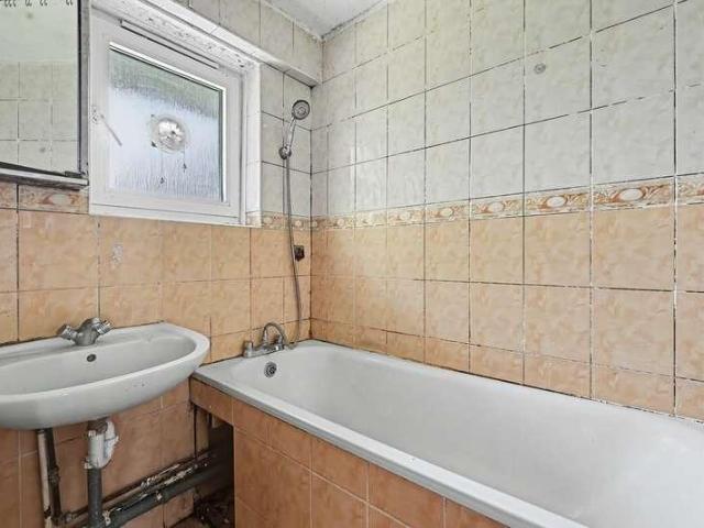 Flat for sale in Dollis Hill, Greater London