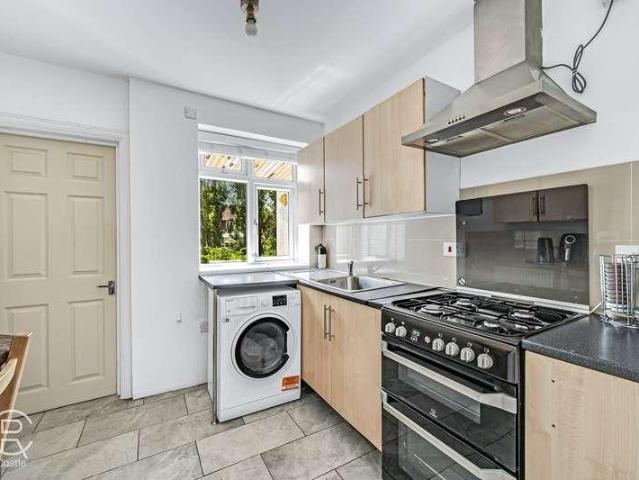 Flat for sale in London Borough of Ealing, Park Royal