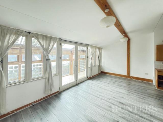 Flat for sale in Hackbridge, Greater London
