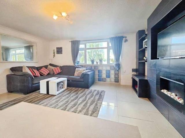 Flat for sale in Easthampstead, Bracknell