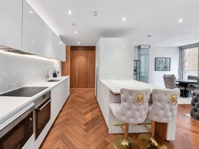 Flat for sale in Nine Elms, Greater London