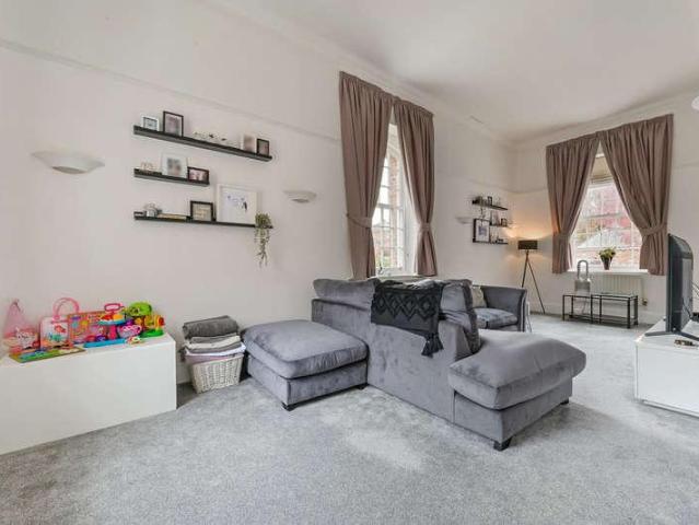 Flat for sale in Hampshire