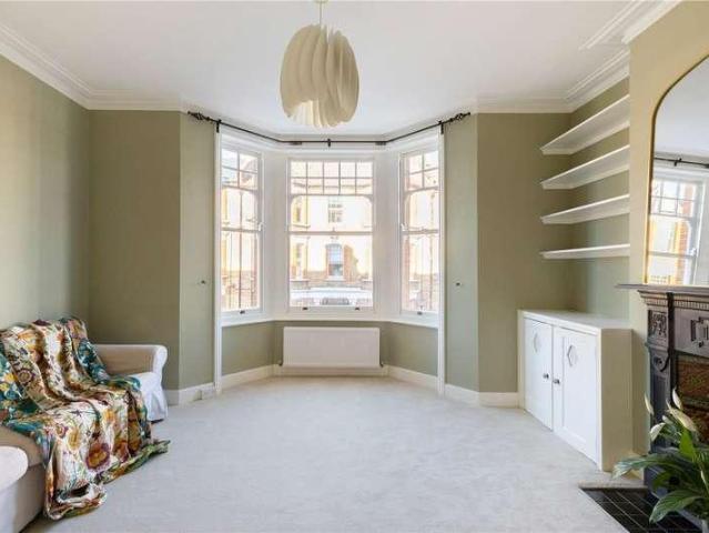 Flat for sale in Clapham, Greater London