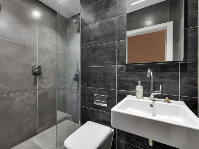 Flat for sale in Shacklewell, Greater London