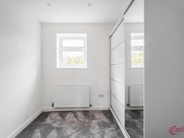 Flat for sale in Bowes Park, Greater London