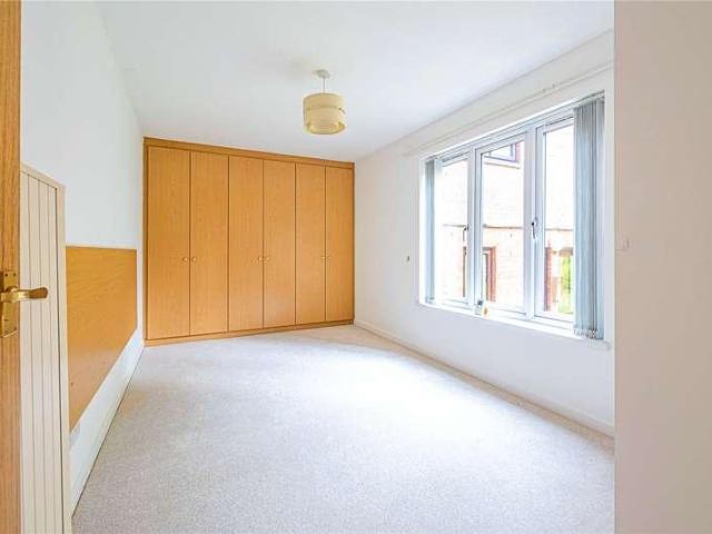 Flat for sale in Ashlyns Estate, Pouchen End