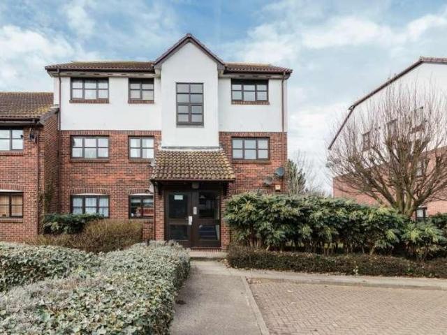 Flat for sale in Worcester Park Estate, Monks Orchard