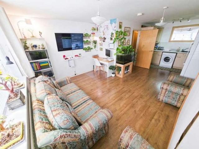 Flat for sale in London Borough of Hounslow, Feltham