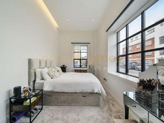Flat for sale in The Hale, Greater London
