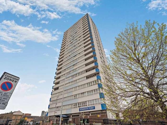 Flat for sale in Maryland, Greater London