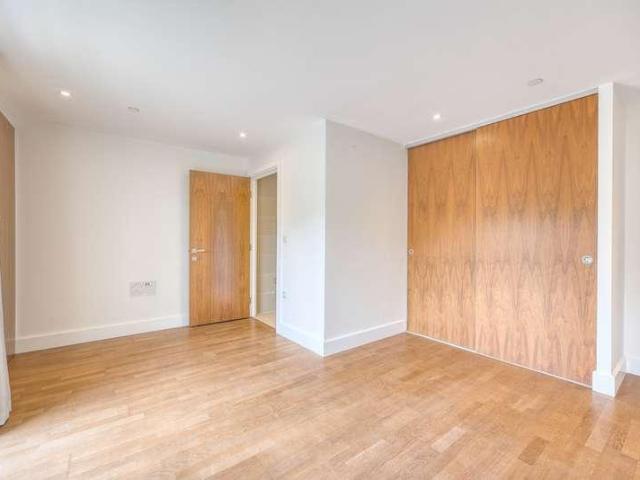Flat for sale in Norbiton, Greater London