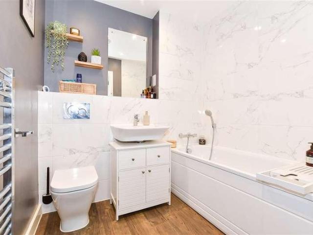 Flat for sale in Southborough, Sandown Park