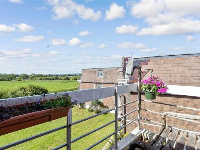 Flat for sale in Horsham, West Sussex