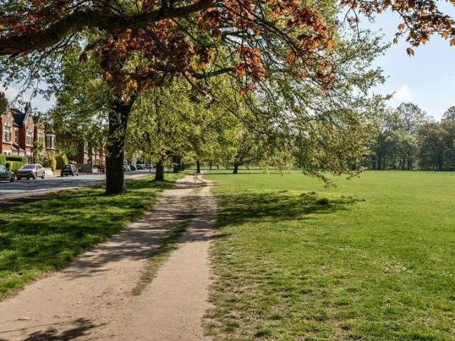 Flat for sale in Streatham, Greater London
