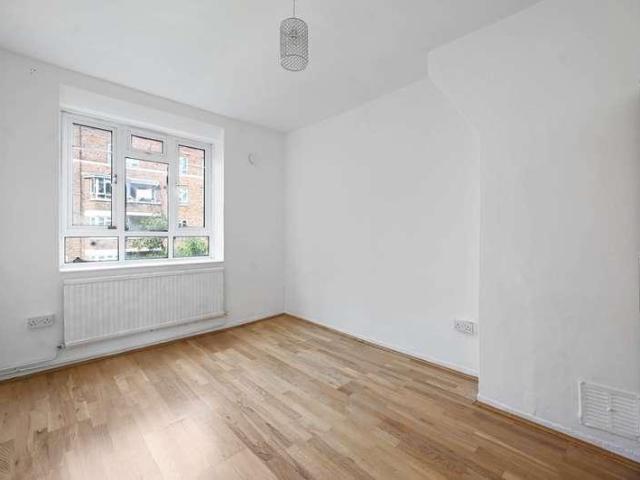 Flat for sale in Shepherd's Bush, Greater London