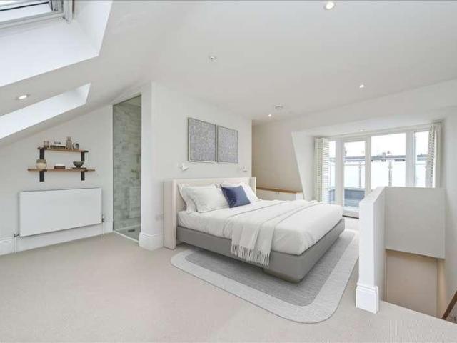 Flat for sale in Shepherd's Bush, Greater London